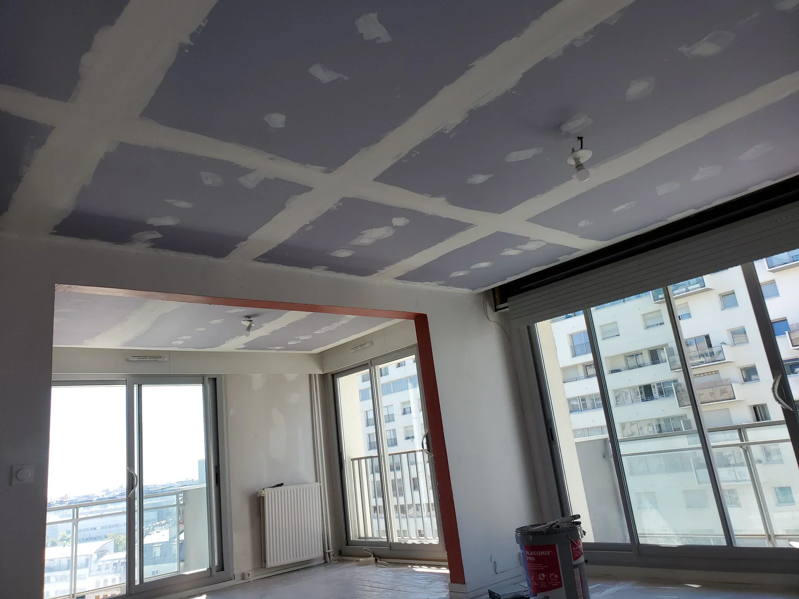Installation de plaques de plâtre au plafond
